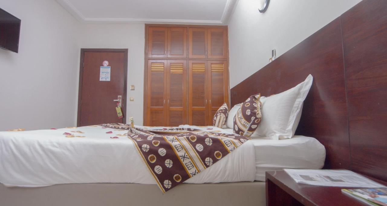 Hotel La Rose Blanche Abidjan Bagian luar foto