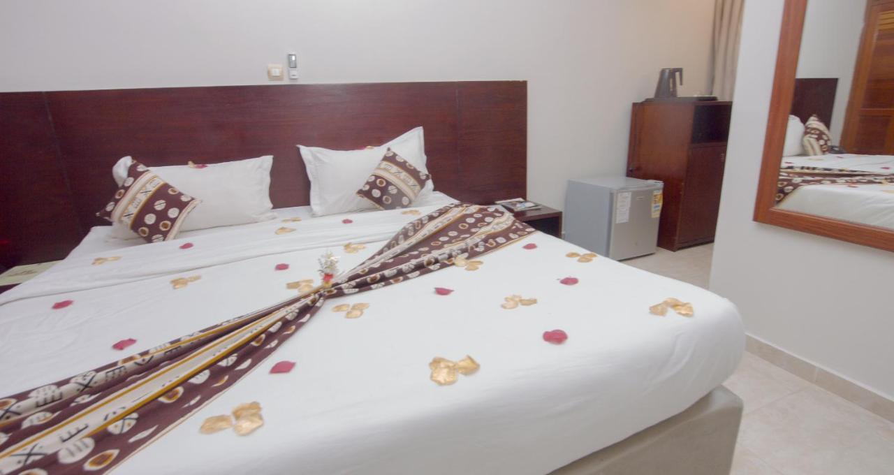 Hotel La Rose Blanche Abidjan Bagian luar foto