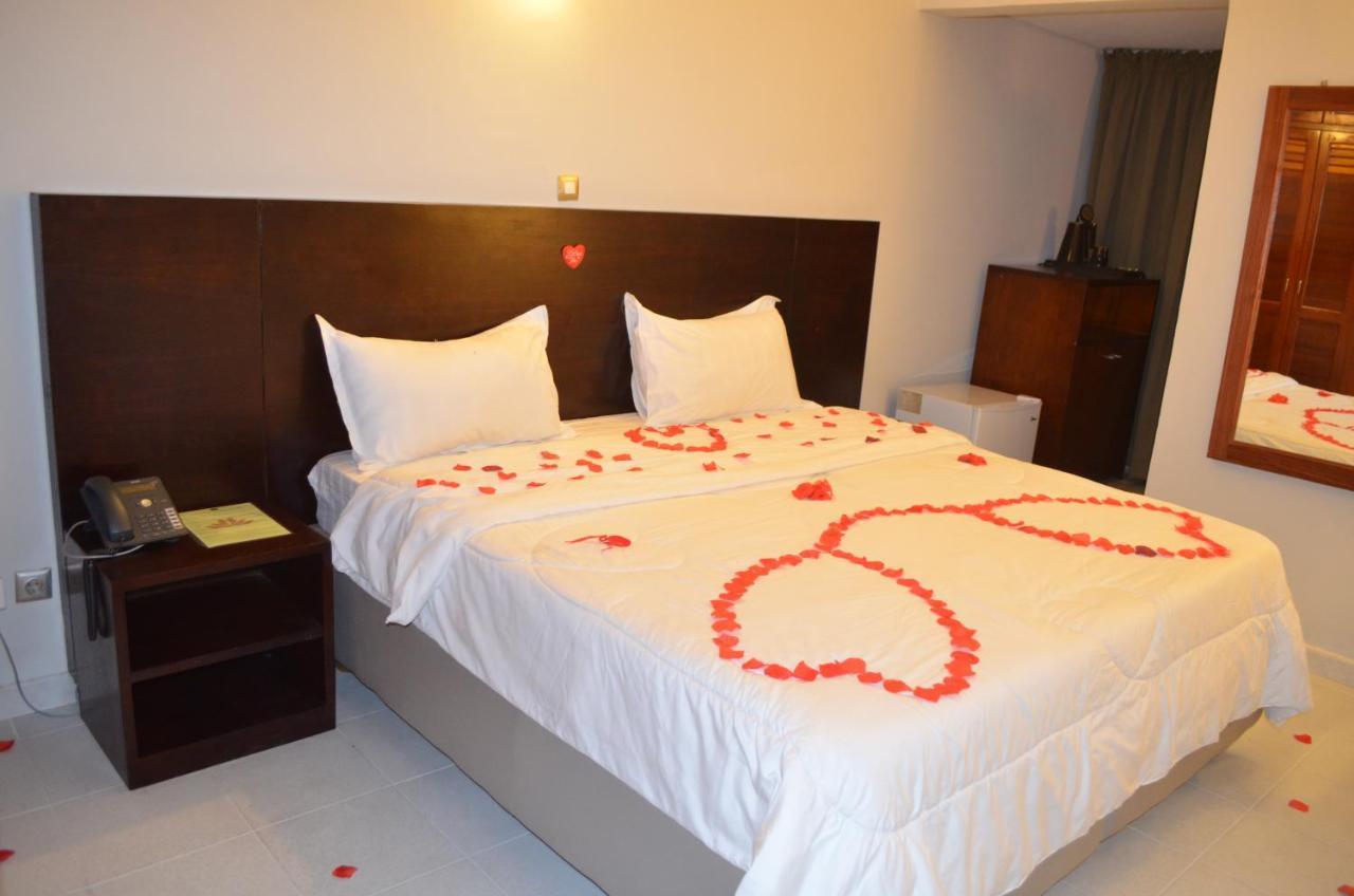 Hotel La Rose Blanche Abidjan Bagian luar foto
