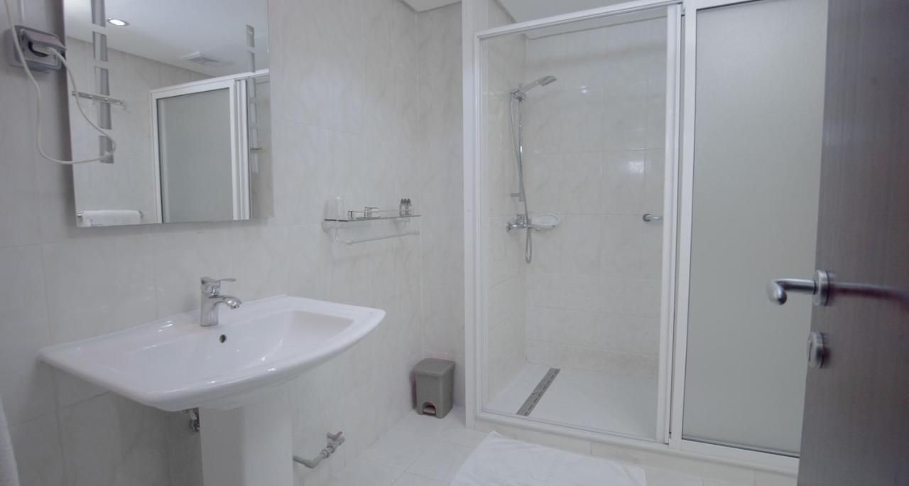 Hotel La Rose Blanche Abidjan Bagian luar foto