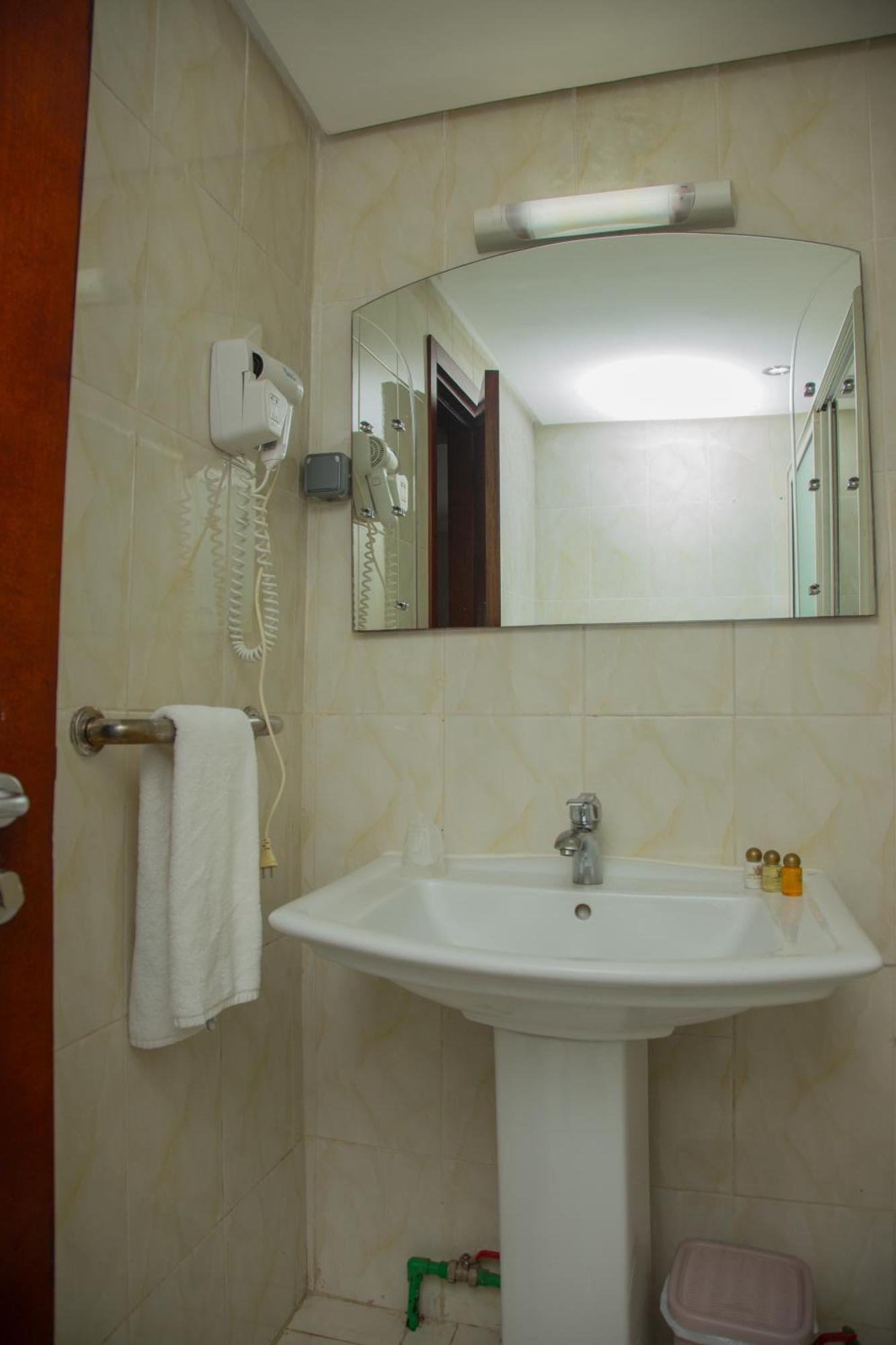 Hotel La Rose Blanche Abidjan Bagian luar foto