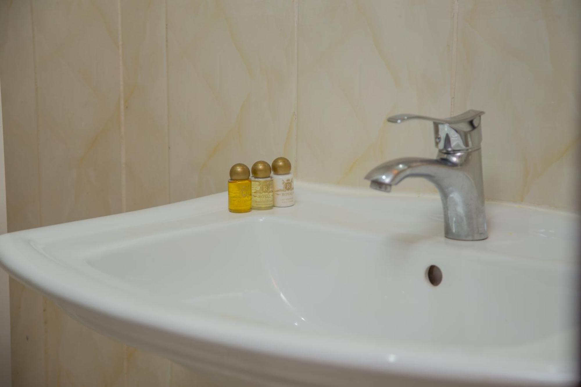 Hotel La Rose Blanche Abidjan Bagian luar foto