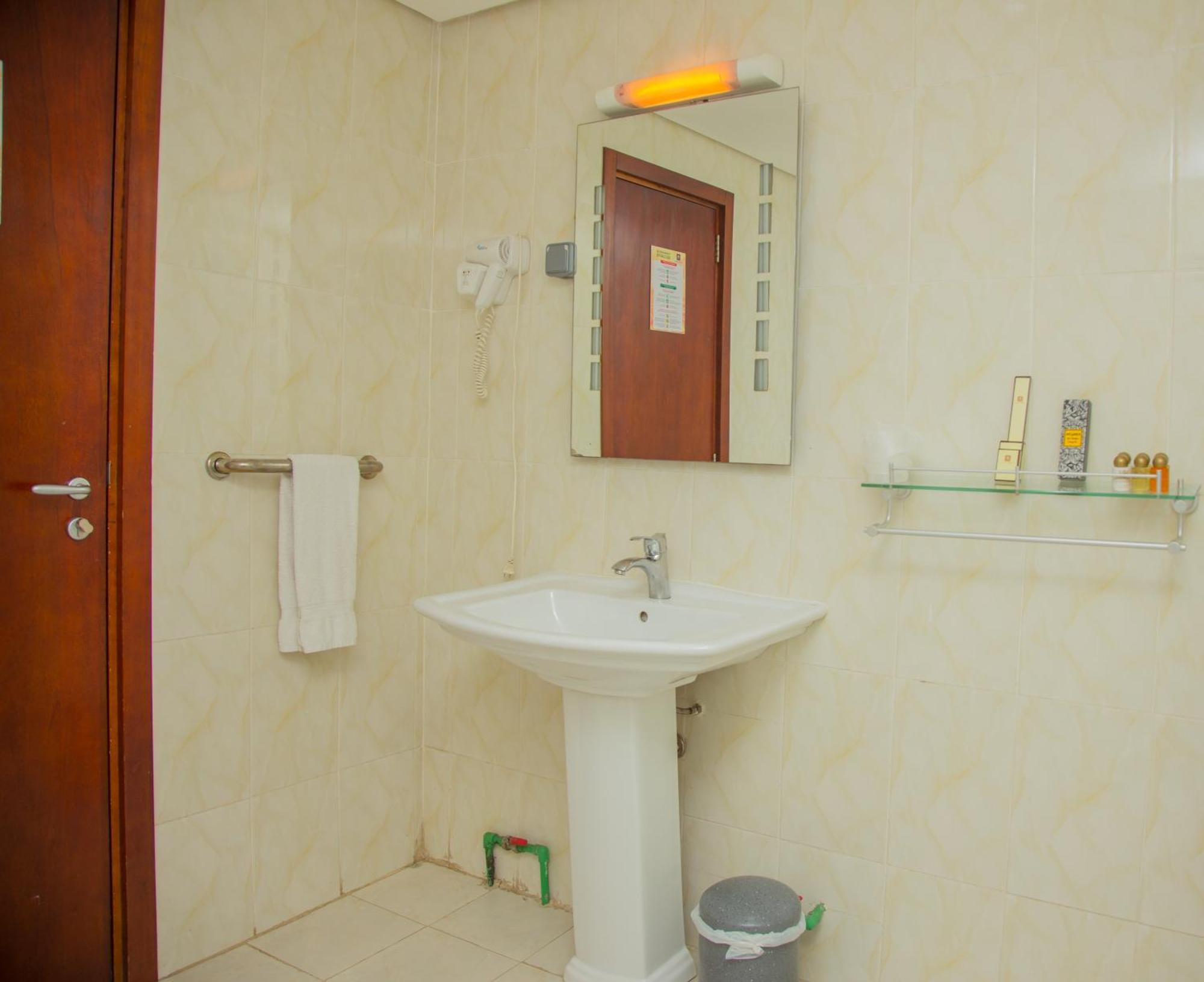 Hotel La Rose Blanche Abidjan Bagian luar foto