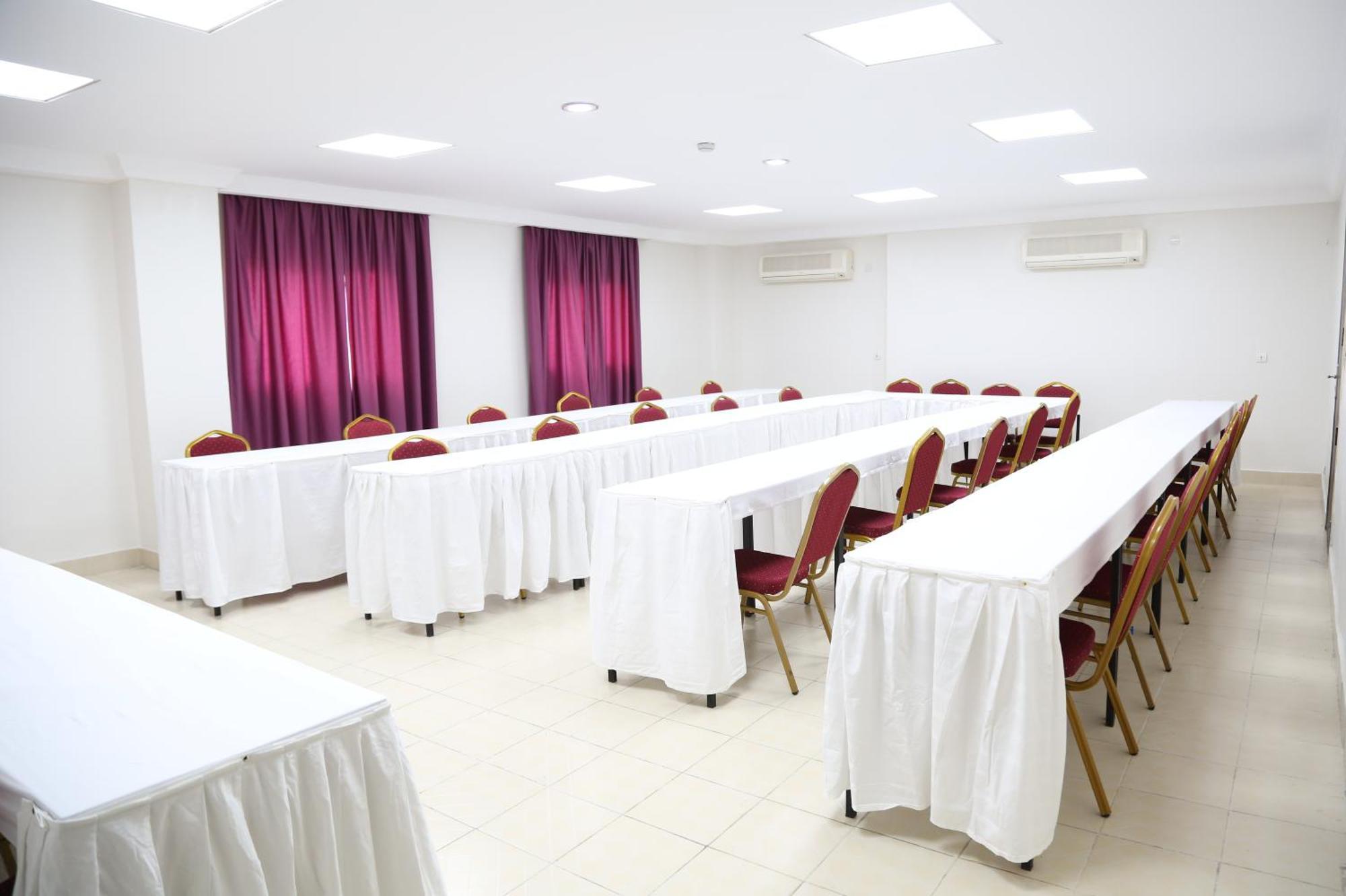 Hotel La Rose Blanche Abidjan Bagian luar foto