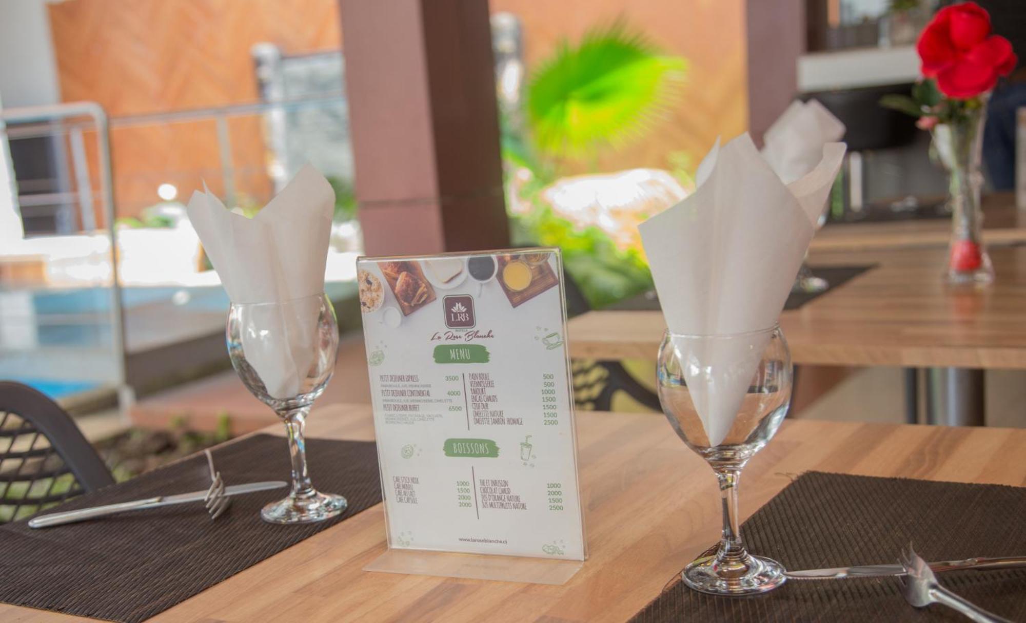 Hotel La Rose Blanche Abidjan Bagian luar foto