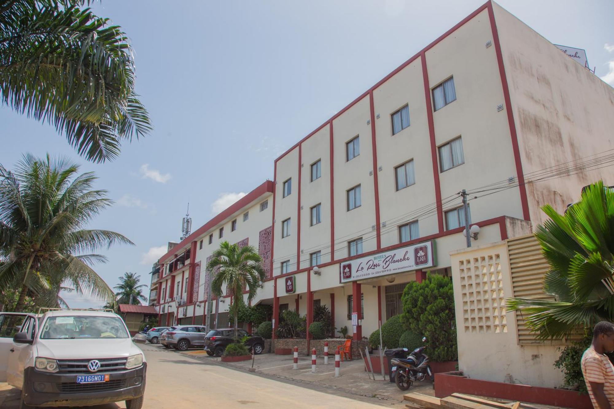 Hotel La Rose Blanche Abidjan Bagian luar foto