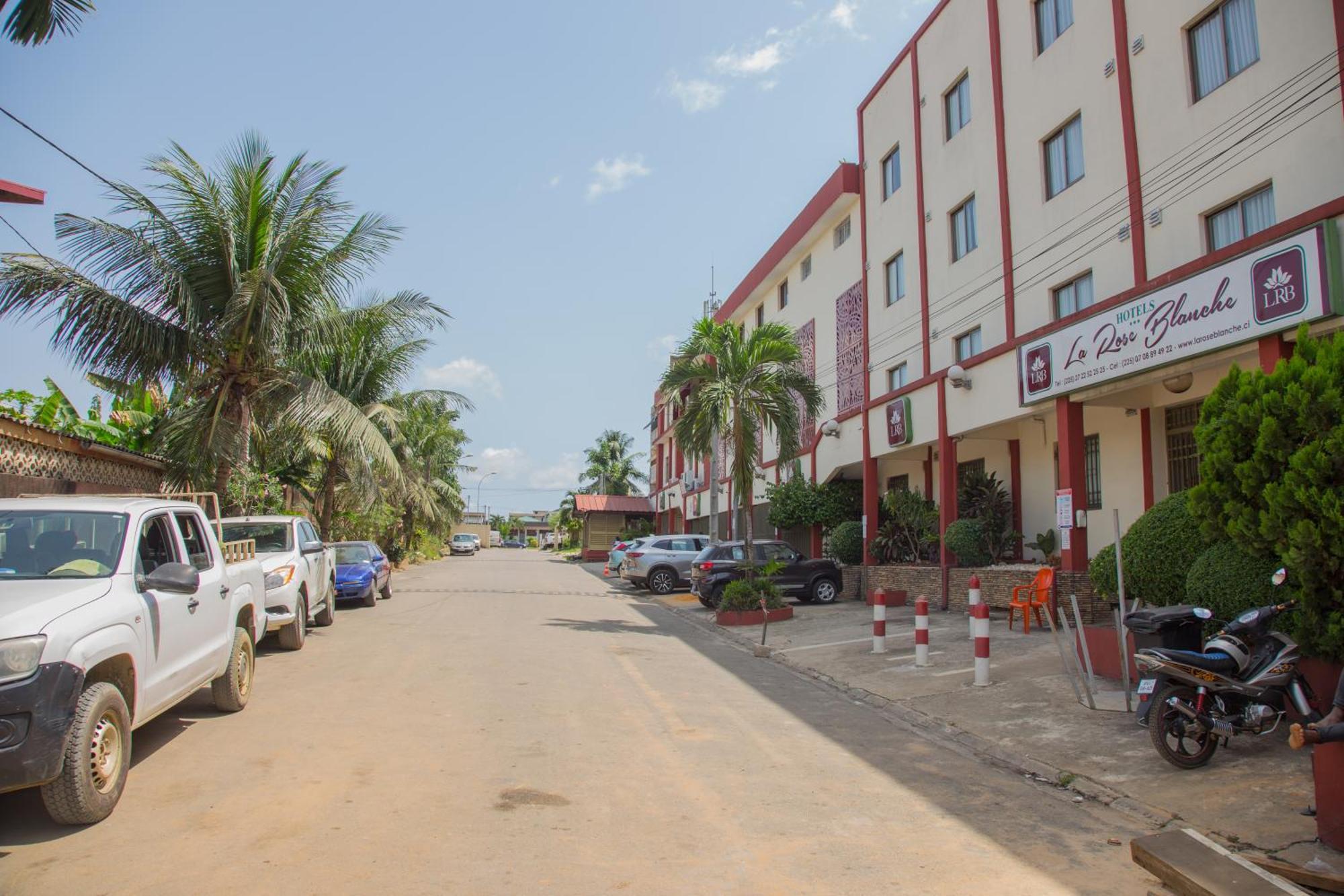 Hotel La Rose Blanche Abidjan Bagian luar foto