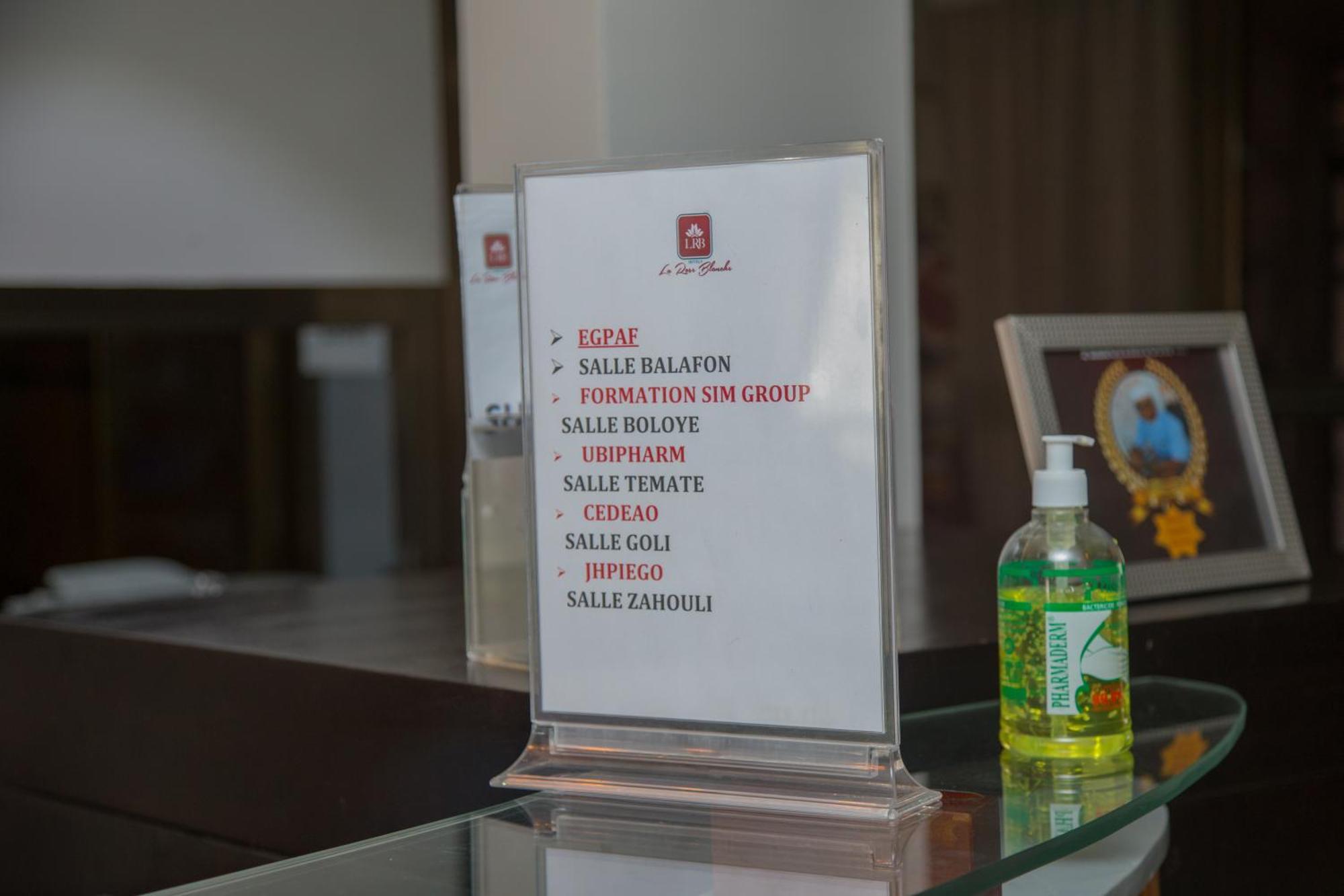 Hotel La Rose Blanche Abidjan Bagian luar foto